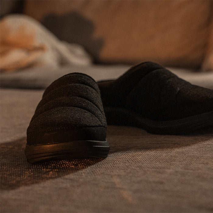 Angled profile view of the KURU DRAFT 2 Men's Slipper in Jet Black.
