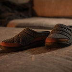 Angled profile view of the KURU DRAFT 2 Men's Slipper in Smoke Gray-Chestnut.