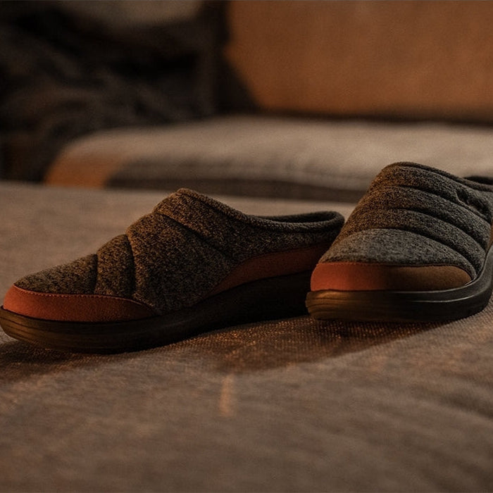Angled profile view of the KURU DRAFT 2 Men's Slipper in Smoke Gray-Chestnut.