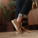 Angled profile view of the KURU ROAM 2 Unisex Sneaker in Toffee Brown-Birch.