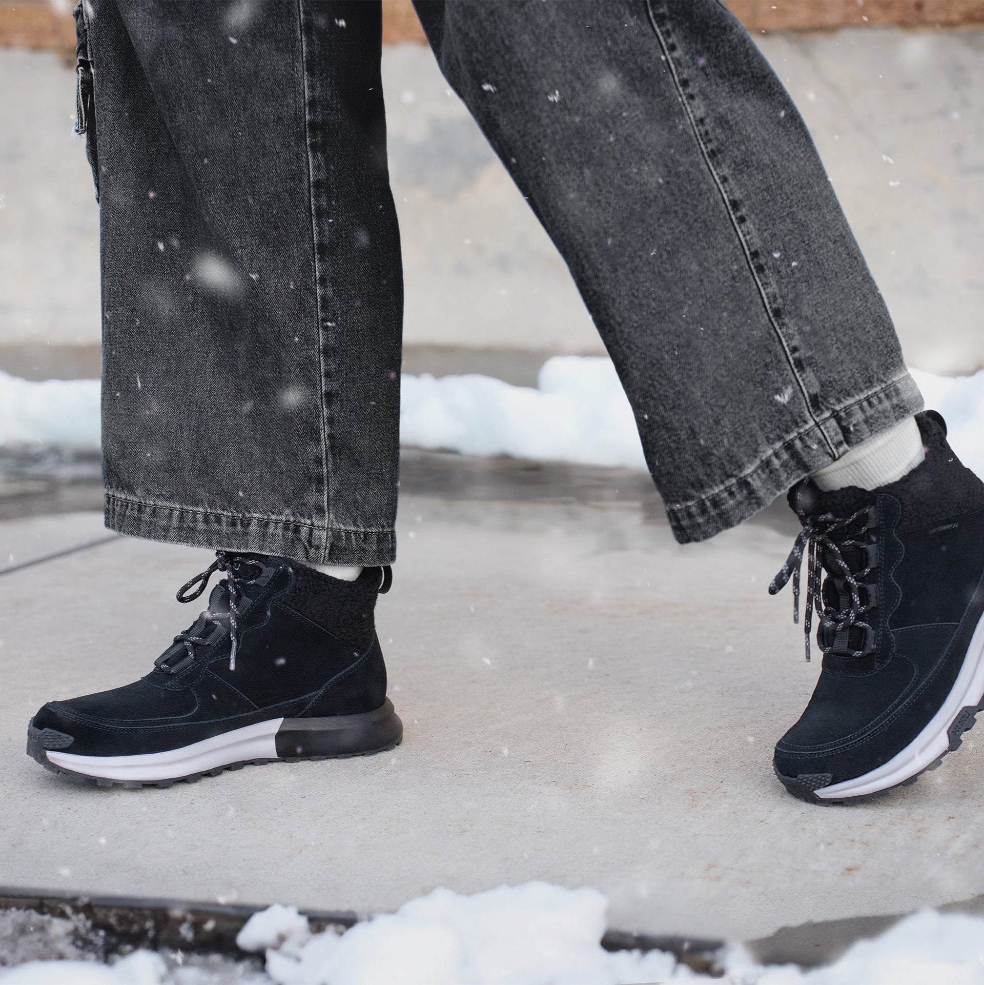 KURU ATOM Women's sneaker in Lumi Street, ideal for winter walking.